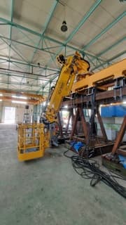 Offshore access basket with HIAB arm