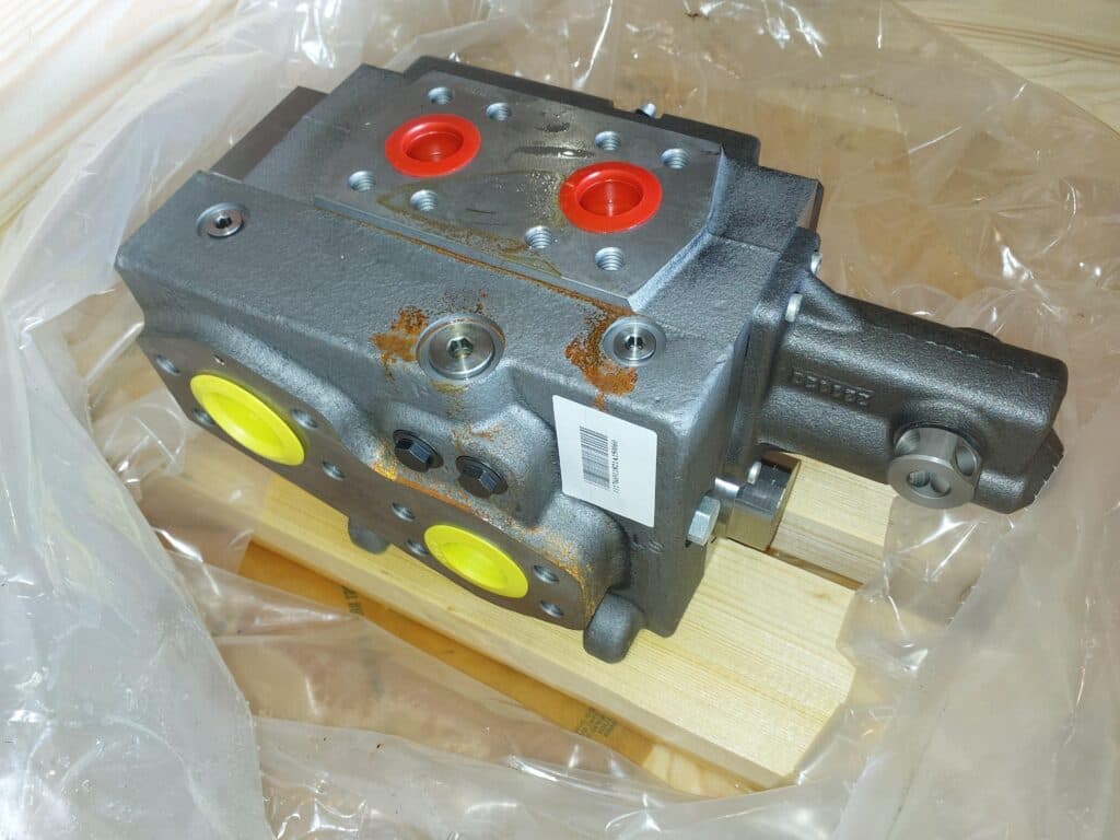 Danfoss PVG hydraulic valve thumbnail 2