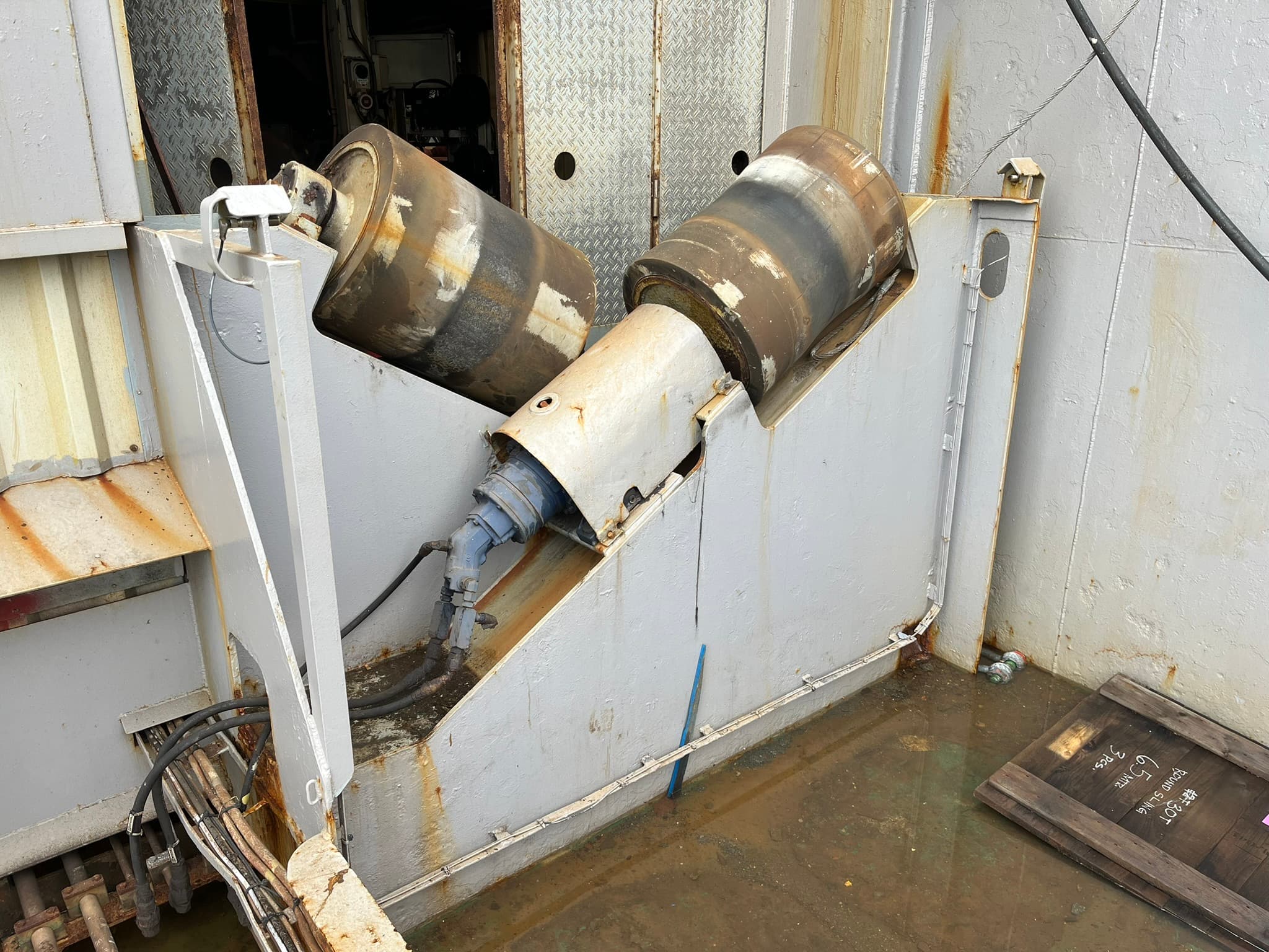 Heavy duty hydraulic driven rollers