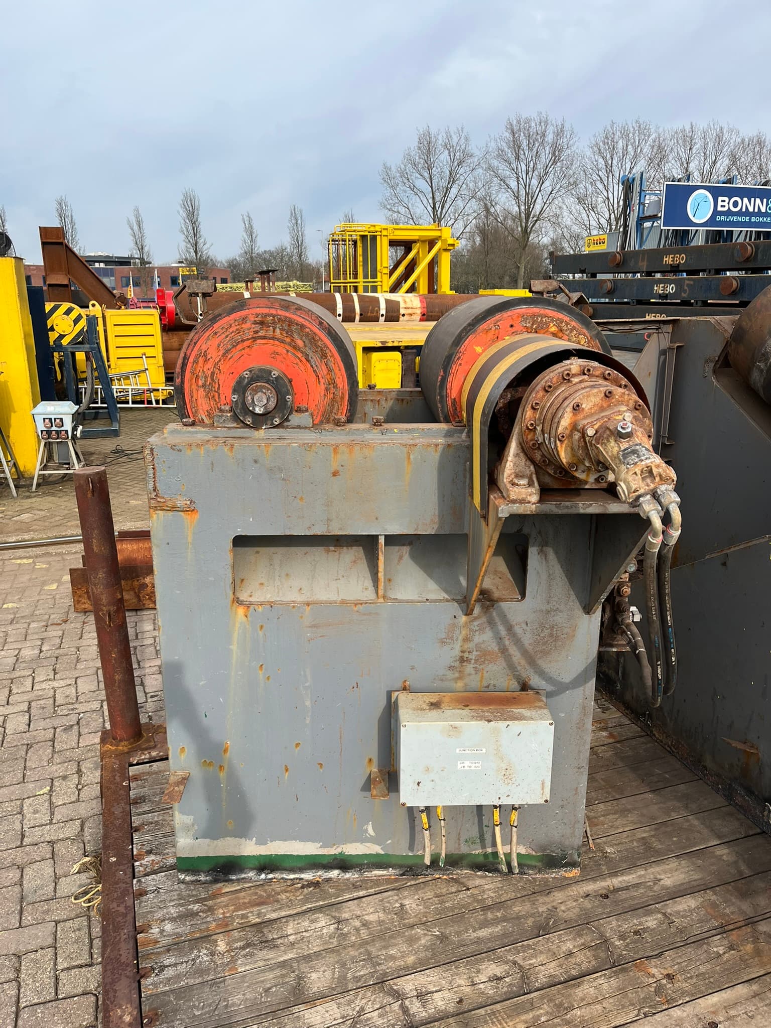 Hydraulic pipe rotation unit