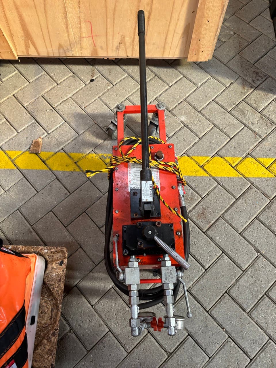 Hi-Force HP245D Manually Operated Hydraulic Pump thumbnail 2