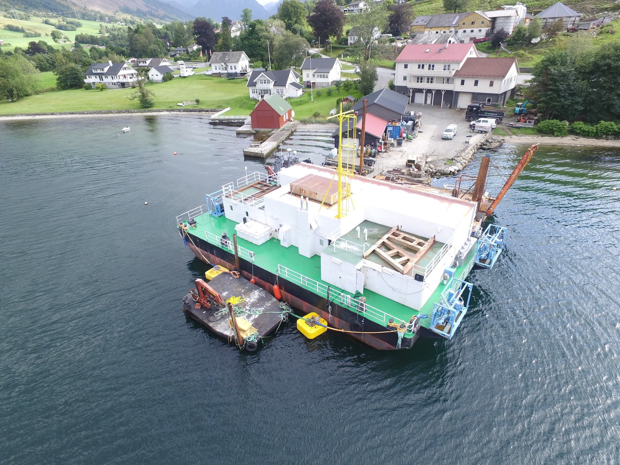 Diving Barge (25m x 15m x 3.5m) w/ moonpool thumbnail 2