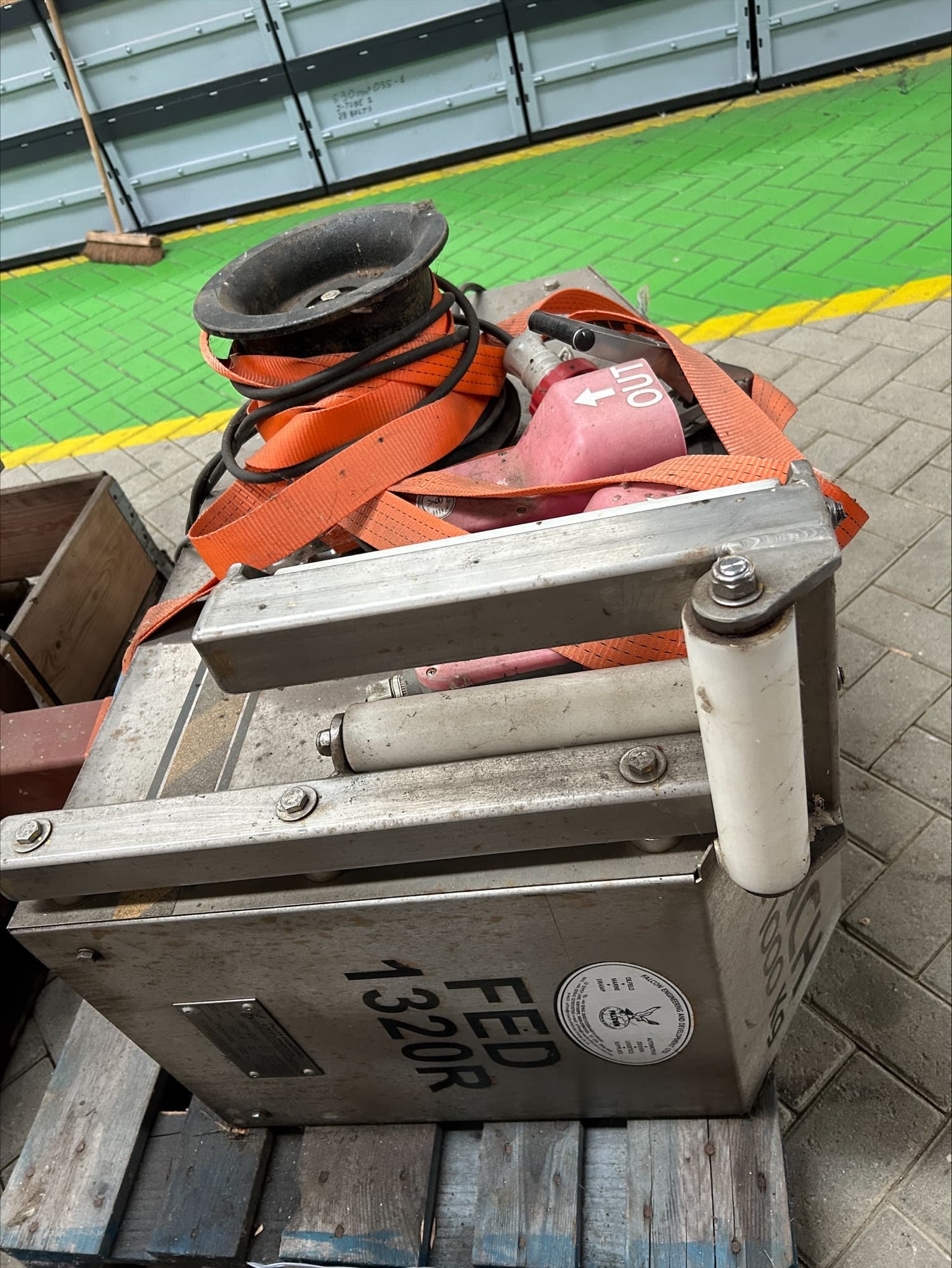 Capstan winches 1000Kg - 2x never used 2x used thumbnail 4