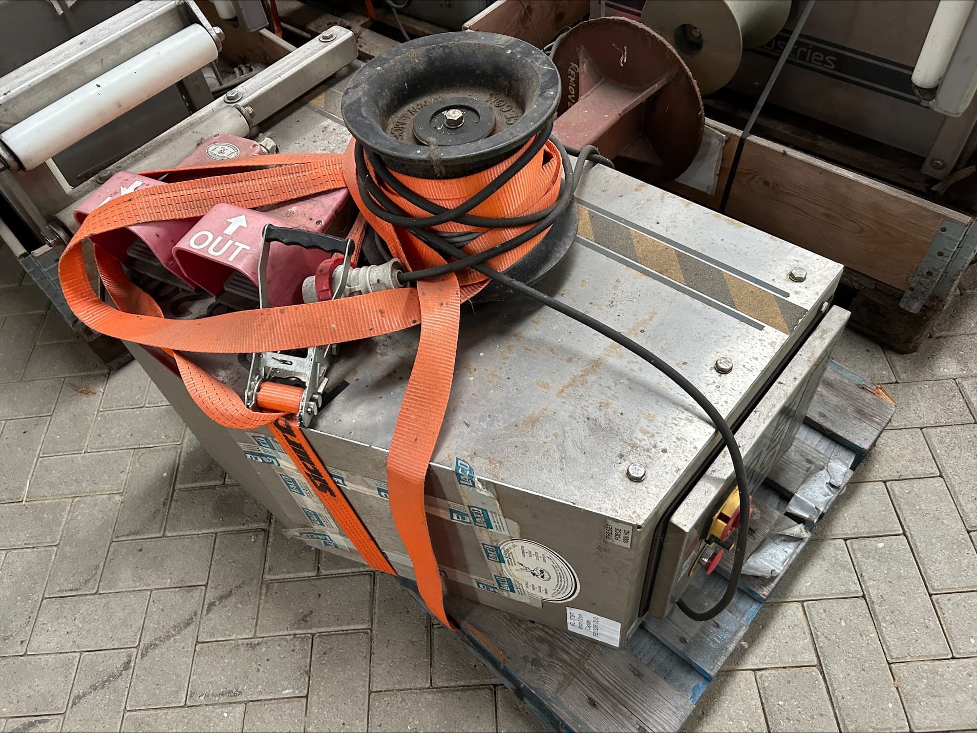 Capstan winches 1000Kg - 2x never used 2x used thumbnail 5