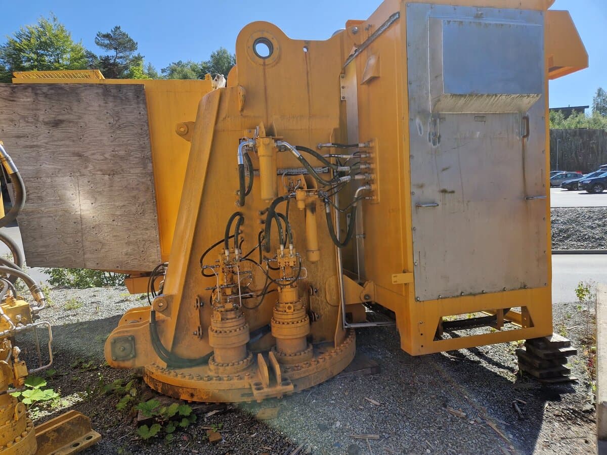 Dreggen pedestal crane thumbnail 4