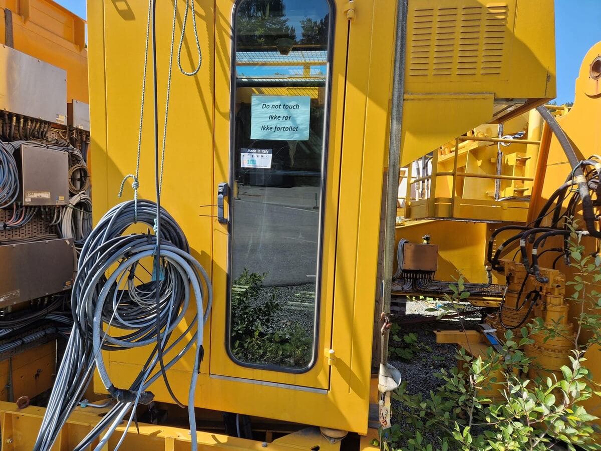 Dreggen pedestal crane thumbnail 3