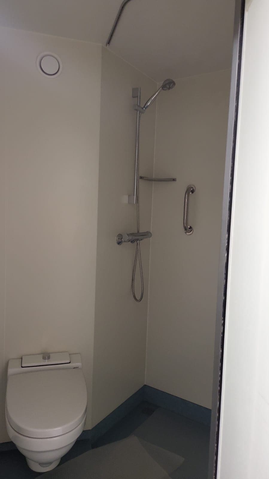 Vessel lavatory and shower cabin