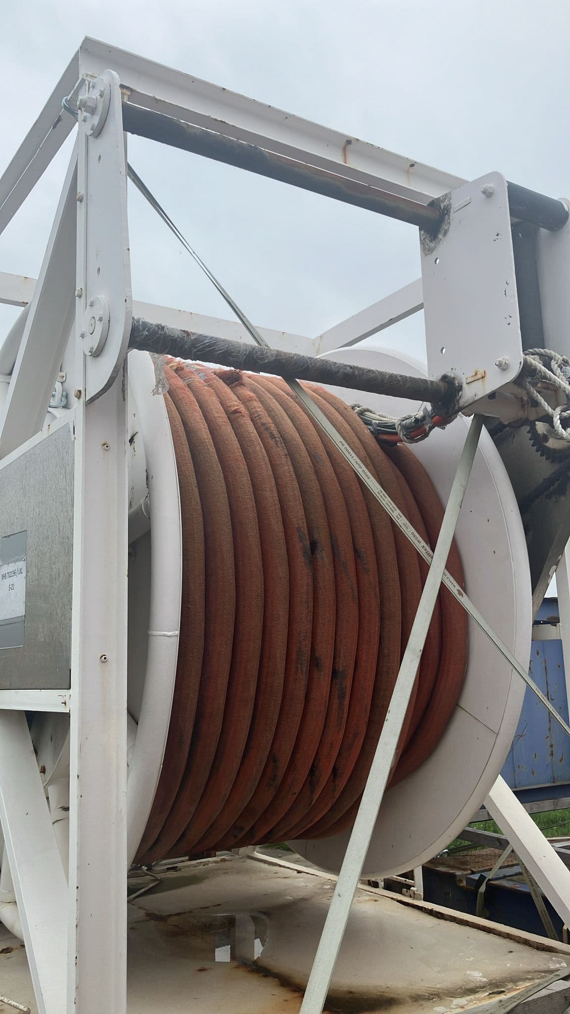 Umbilical winch with umbilical